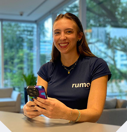 Mulher sorrindo e ao fundo um computador