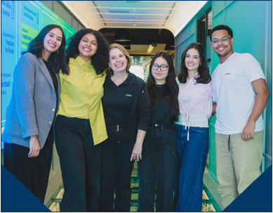 Grupo de estagiários da Rumo sorrindo | Rumo